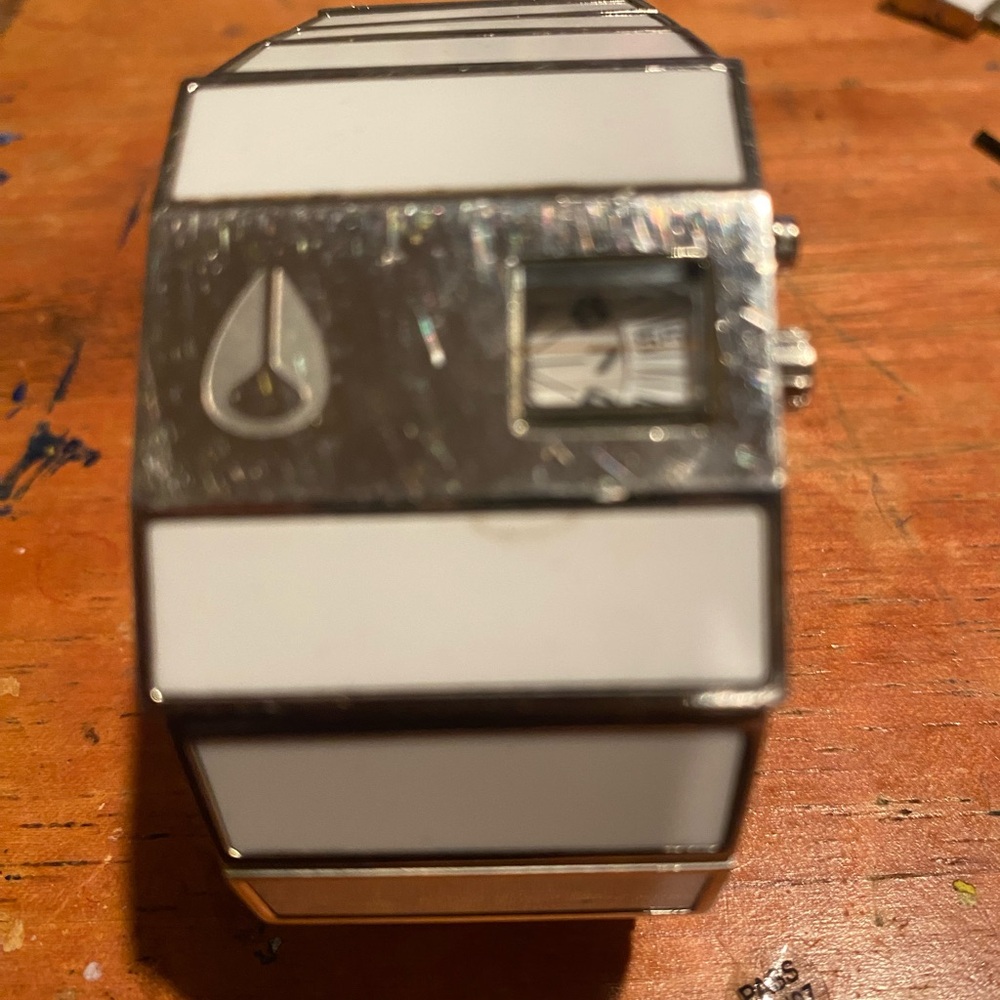 White rotolog Nixon.
